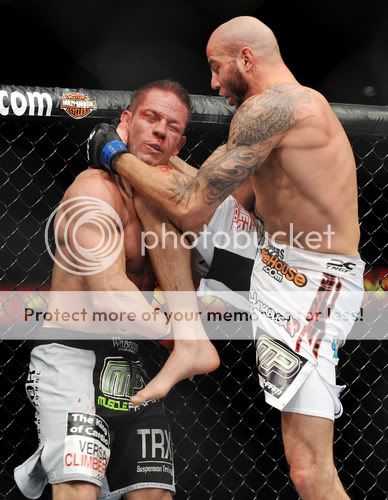 Ben Saunders knees Marcus Davis (Jon Kopaloff & Getty Images)