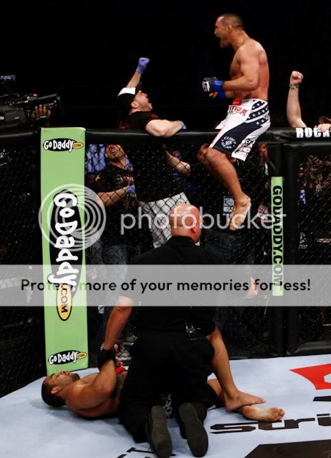 Hendo celebrates KO over Feijao (Strikeforce)