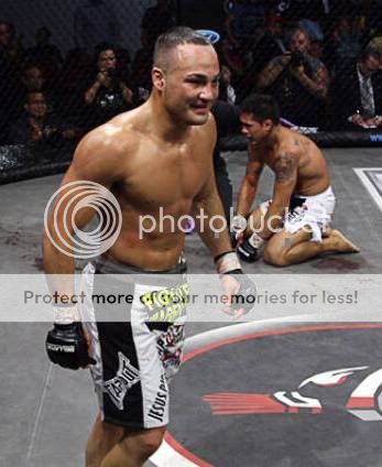 Eddie Alvarez TKOs Roger Huerta (Bellator)