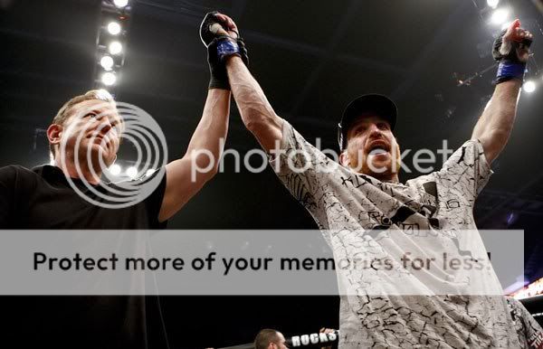 Pat Healy celebrates victory over Lyle Beerbohm (Esther Lin & SF)