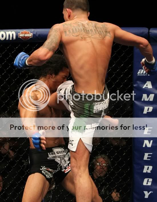 Pettis lands flying knee on Henderson (Zuffa, LLC.)