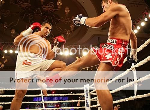 Ray Sefo checks kick (Micah Hamilton & Sherdog)