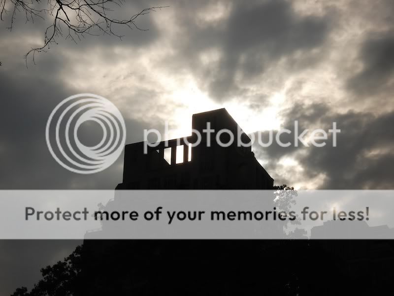 IMAGE: http://i497.photobucket.com/albums/rr337/LindyLadyBear33/Photography/Light.jpg